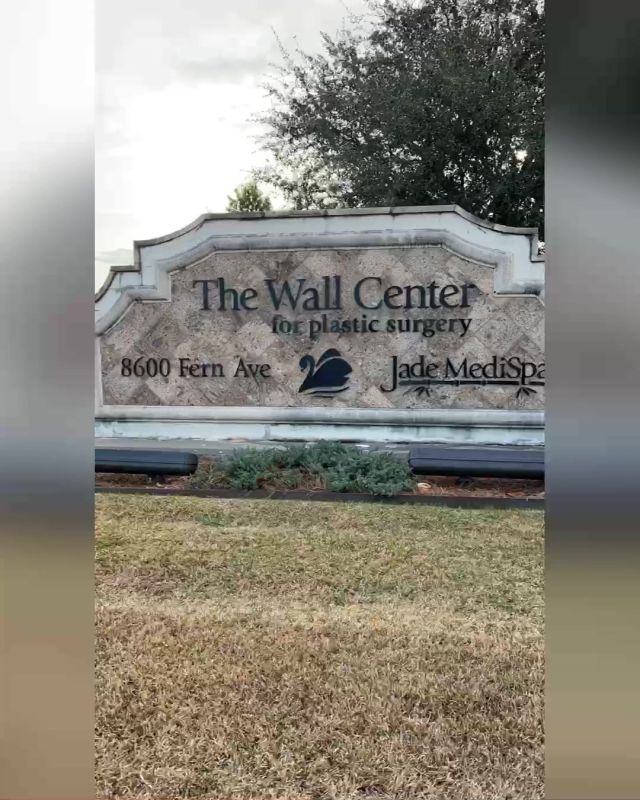 Take a peek behind the Walls! Check out what is going on today at The Wall Center for Plastic Surgery in our on-site surgery suites. 

#wallcenter #plasticsurgery #boardcertifiedplasticsurgeon #timelapse #shreveport #louisiana 

Music: You Know
Musician: Jeff Kaale
